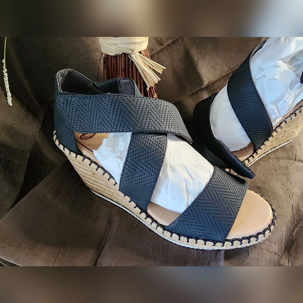 SHOES - Picture 3 of 11